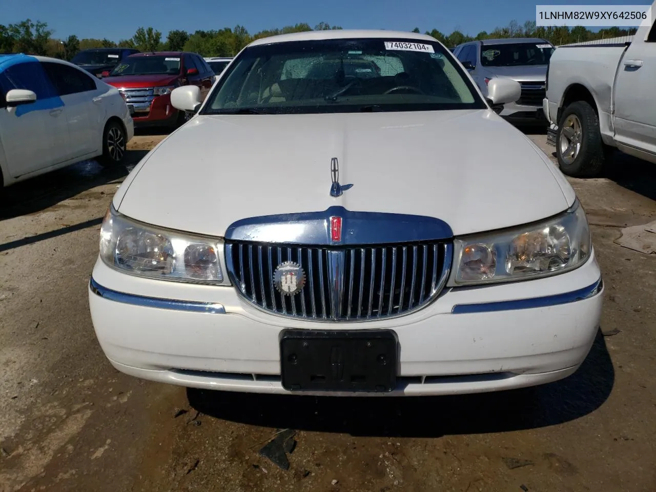 1999 Lincoln Town Car Signature VIN: 1LNHM82W9XY642506 Lot: 74032104