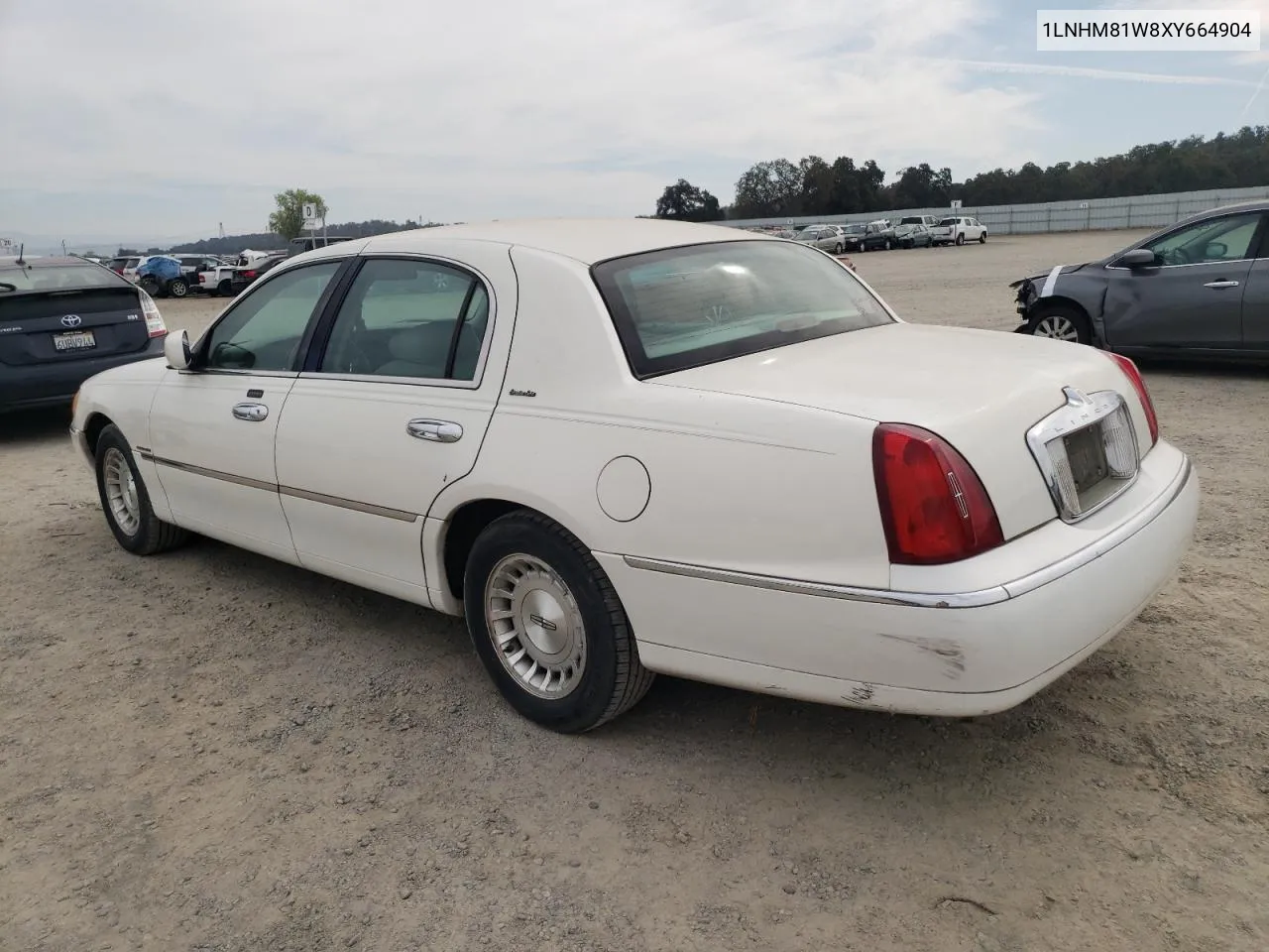 1999 Lincoln Town Car Executive VIN: 1LNHM81W8XY664904 Lot: 75570744