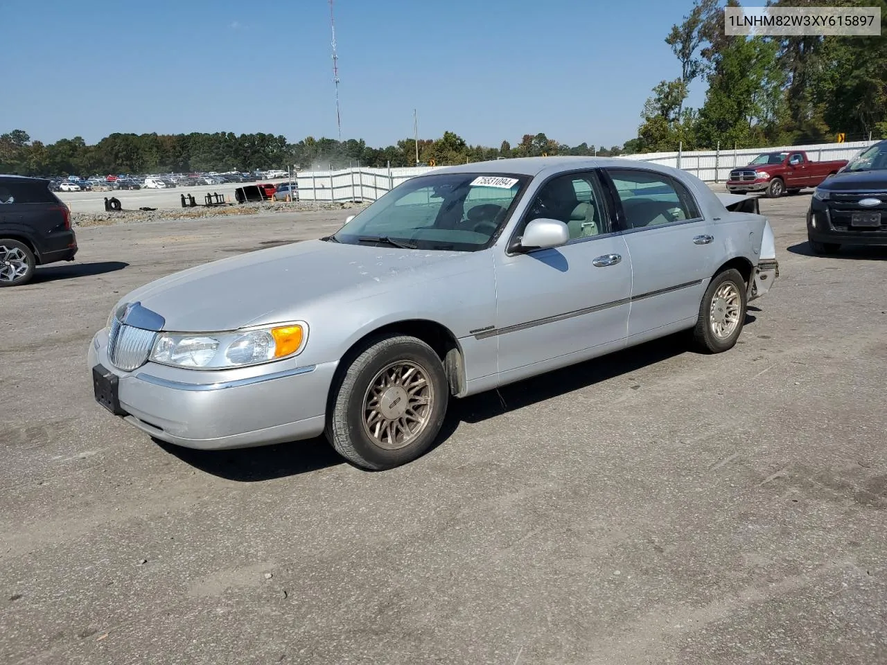 1999 Lincoln Town Car Signature VIN: 1LNHM82W3XY615897 Lot: 75831094