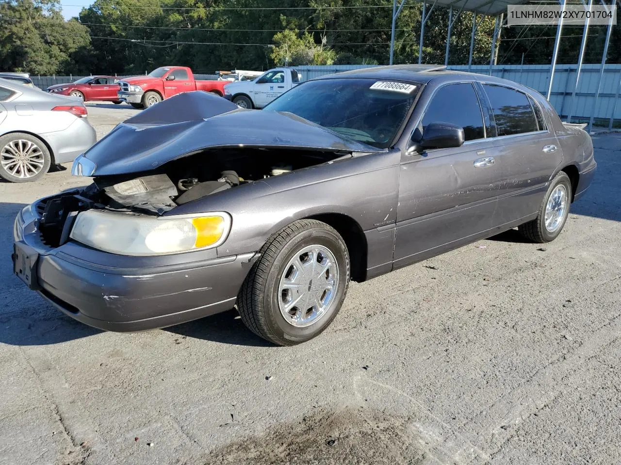 1999 Lincoln Town Car Signature VIN: 1LNHM82W2XY701704 Lot: 77088664