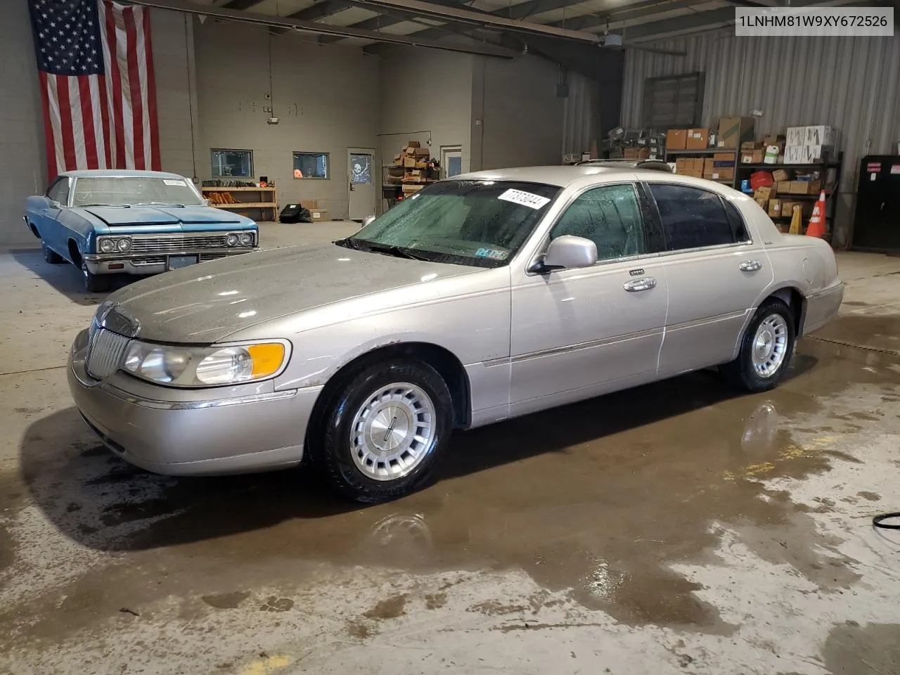 1999 Lincoln Town Car Executive VIN: 1LNHM81W9XY672526 Lot: 77373044