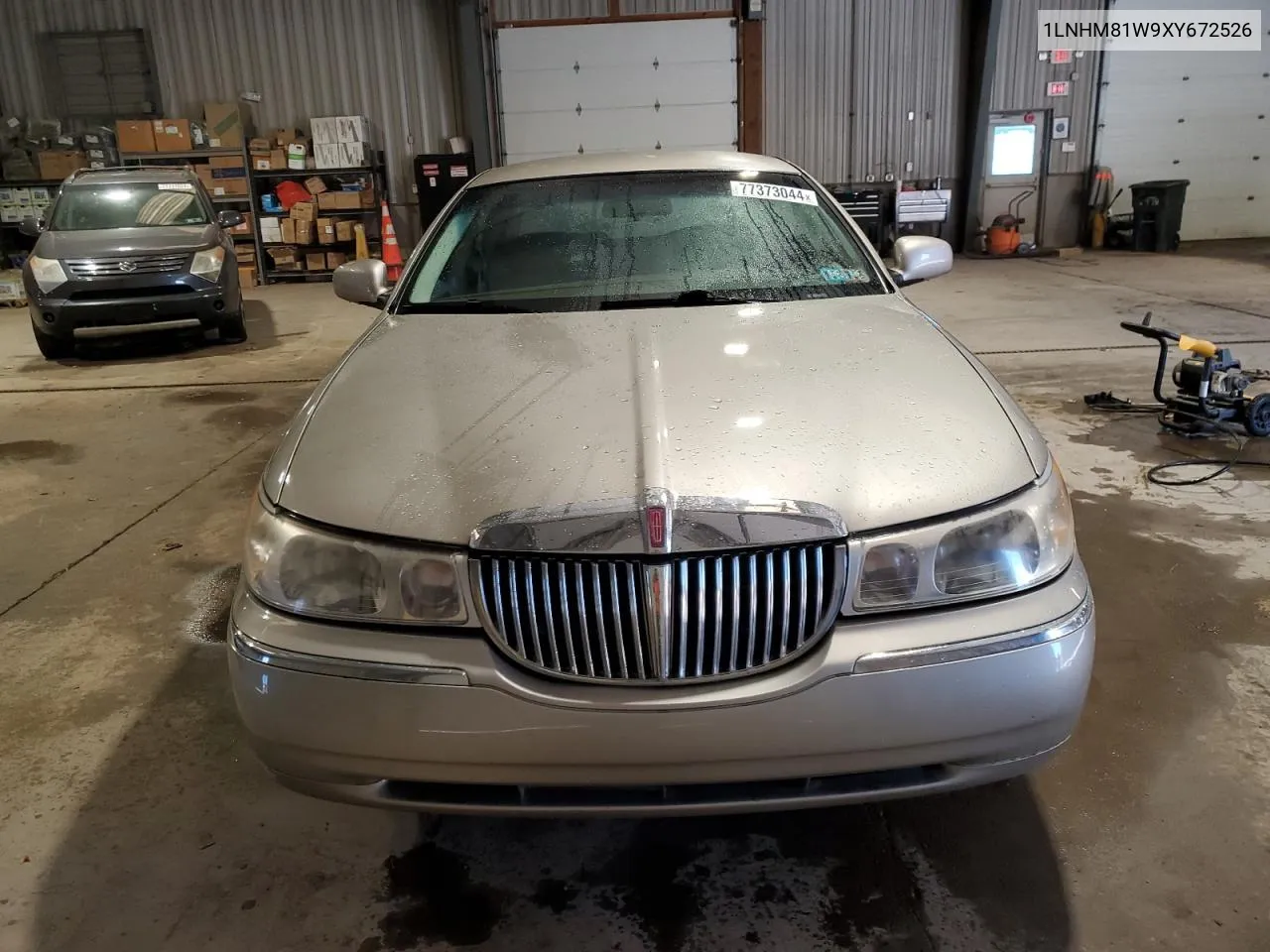 1999 Lincoln Town Car Executive VIN: 1LNHM81W9XY672526 Lot: 77373044