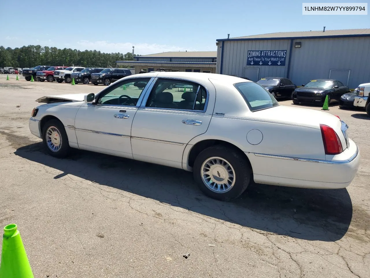 2000 Lincoln Town Car Signature VIN: 1LNHM82W7YY899794 Lot: 53673664