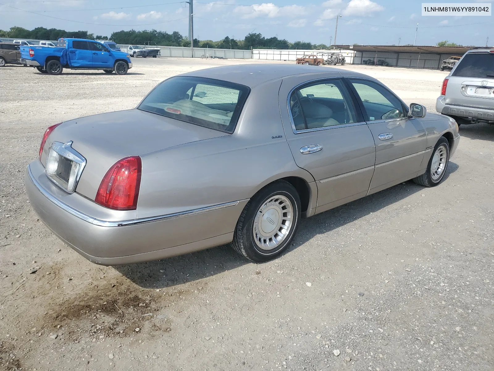 2000 Lincoln Town Car Executive VIN: 1LNHM81W6YY891042 Lot: 66673924