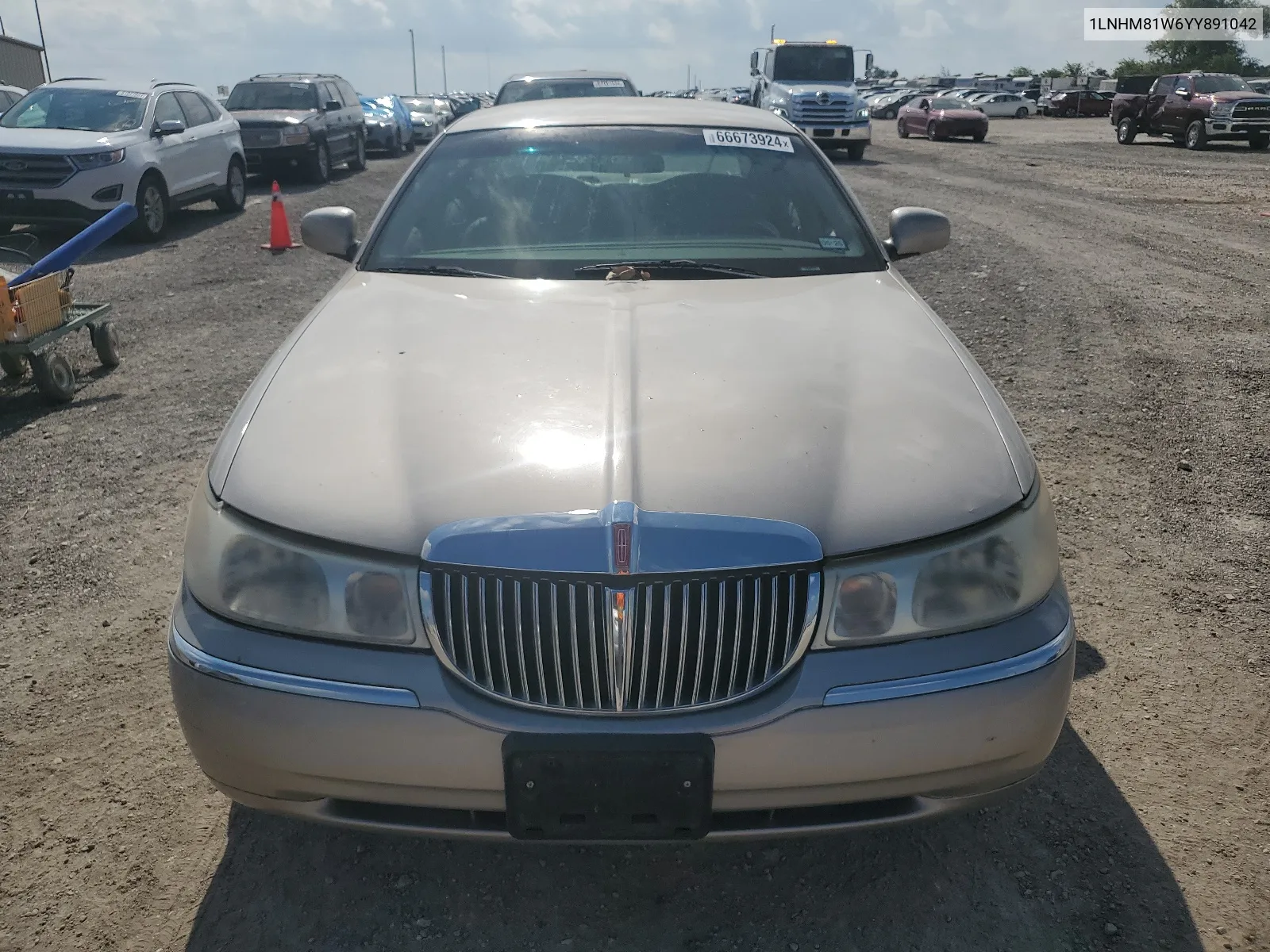 2000 Lincoln Town Car Executive VIN: 1LNHM81W6YY891042 Lot: 66673924