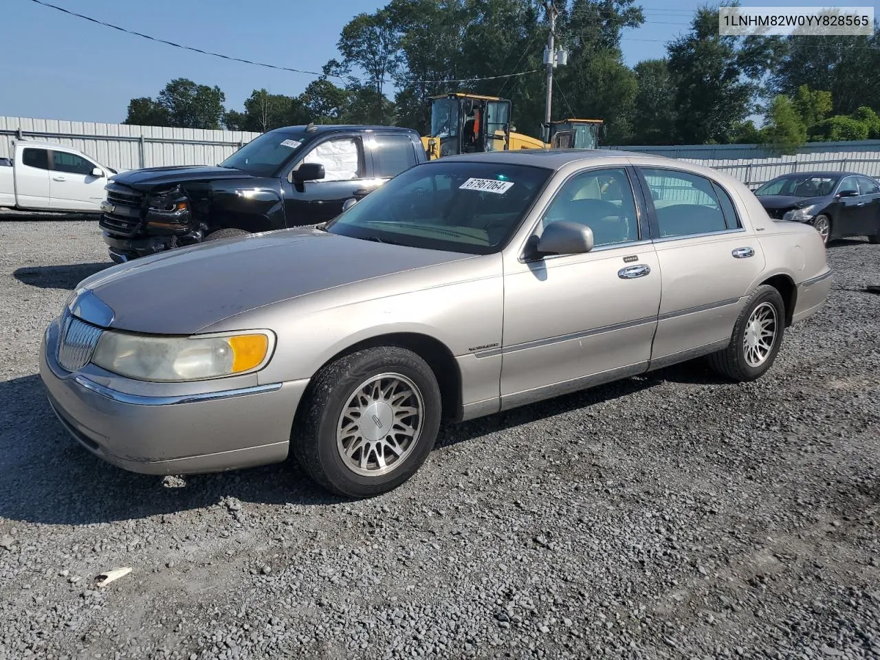 2000 Lincoln Town Car Signature VIN: 1LNHM82W0YY828565 Lot: 67967064