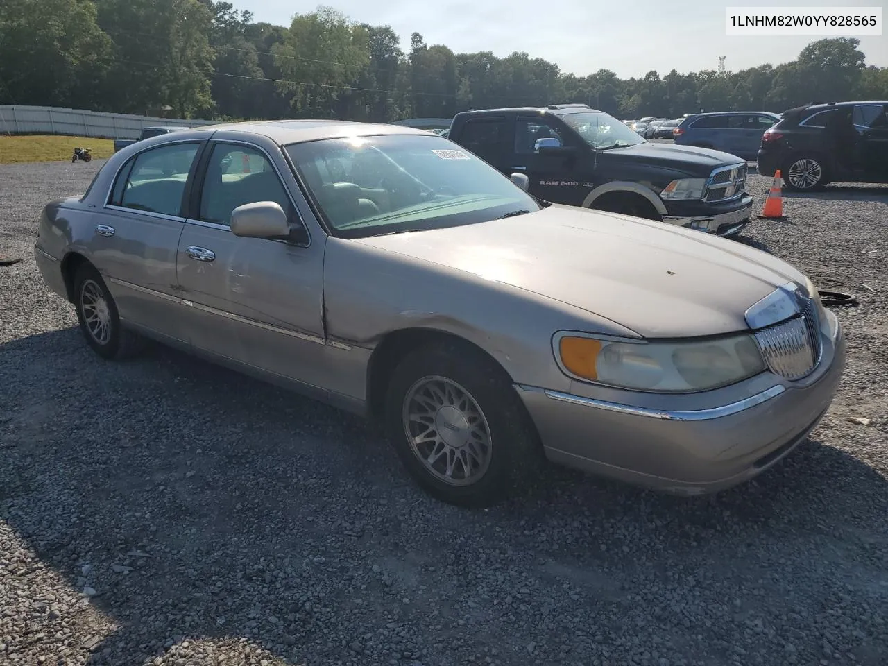 2000 Lincoln Town Car Signature VIN: 1LNHM82W0YY828565 Lot: 67967064