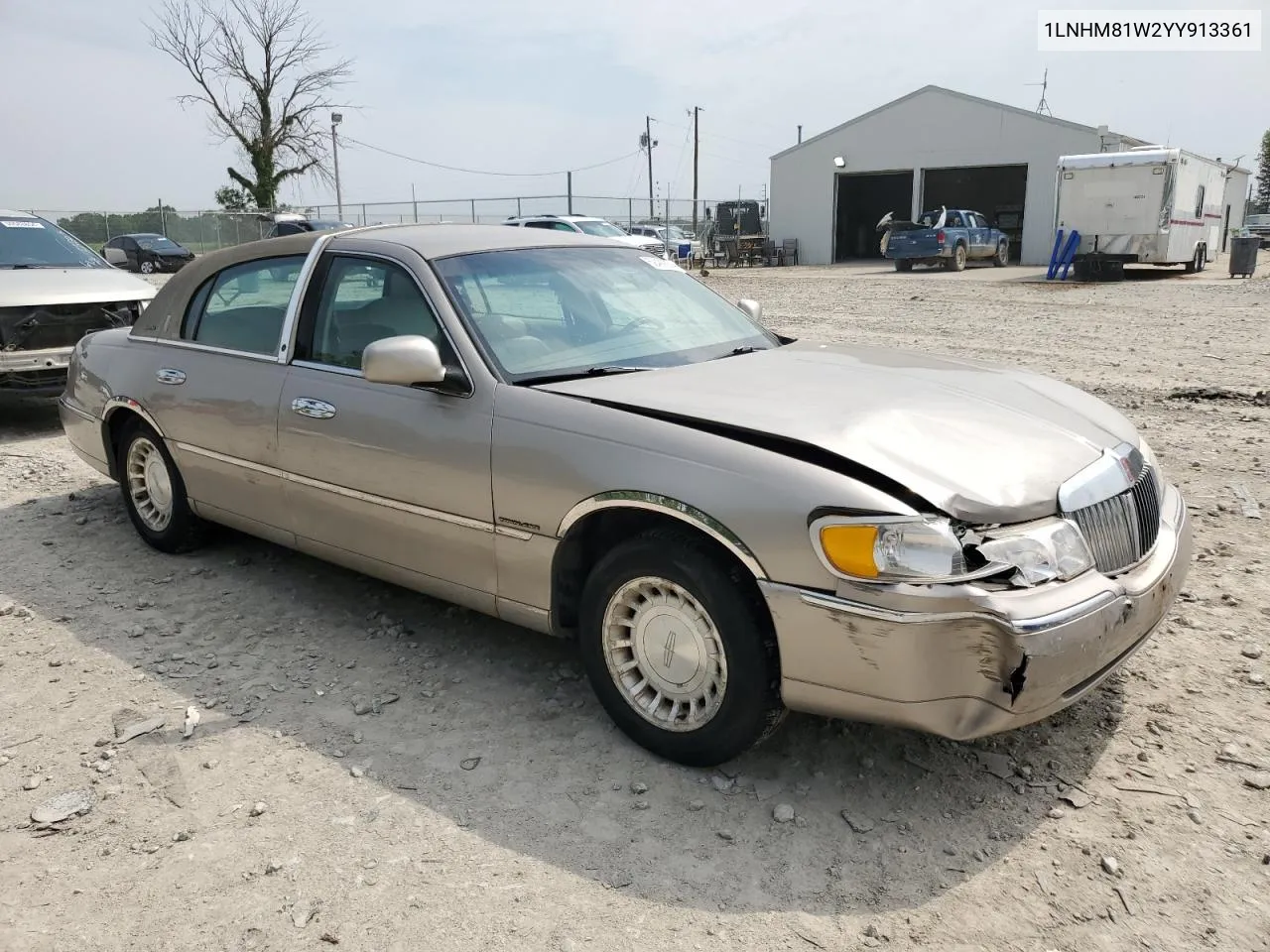 2000 Lincoln Town Car Executive VIN: 1LNHM81W2YY913361 Lot: 70369464