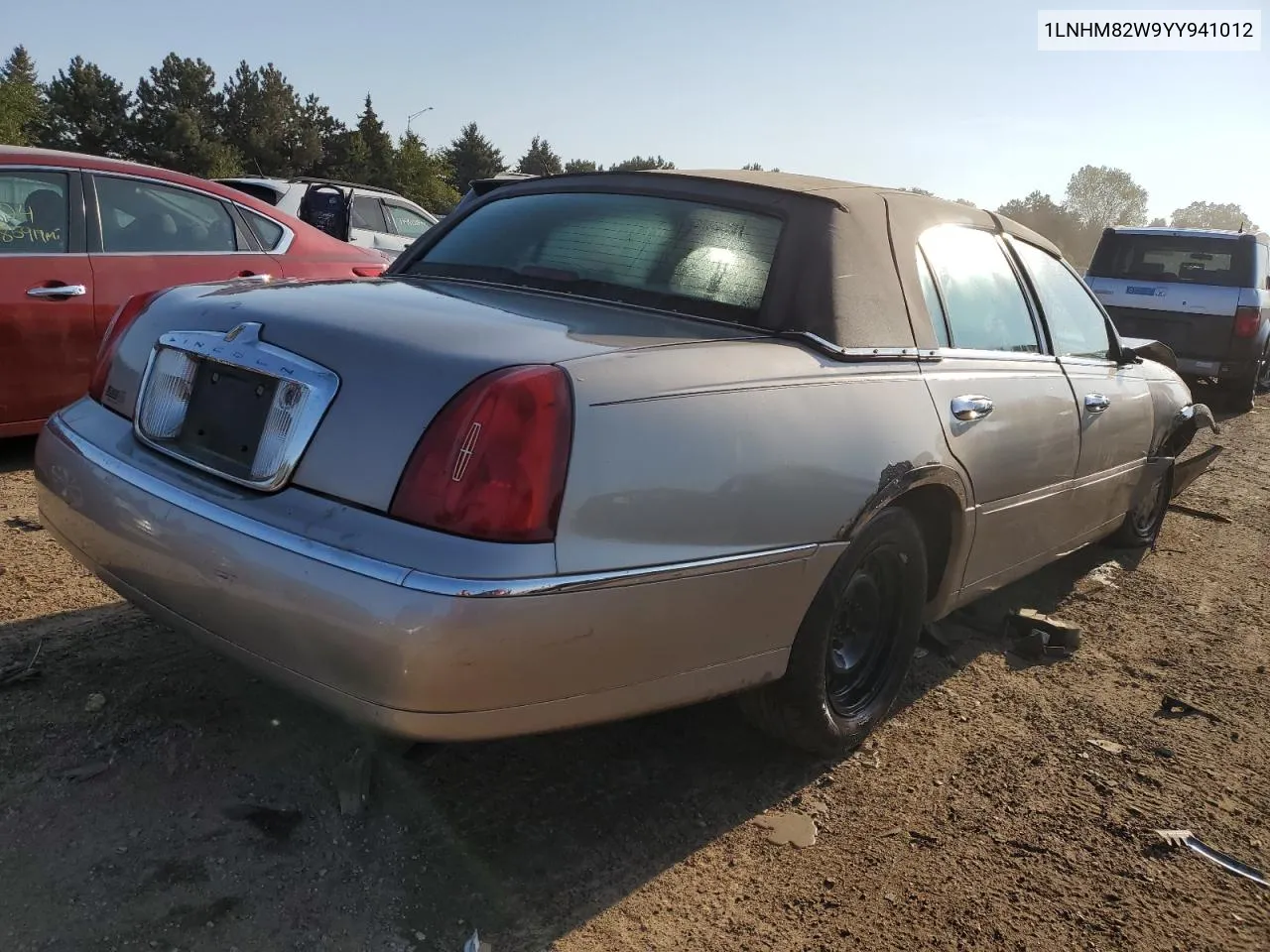 2000 Lincoln Town Car Signature VIN: 1LNHM82W9YY941012 Lot: 72079794