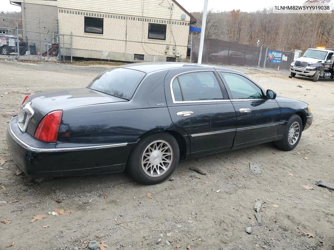 2000 Lincoln Town Car Signature VIN: 1LNHM82W5YY919038 Lot: 78825804