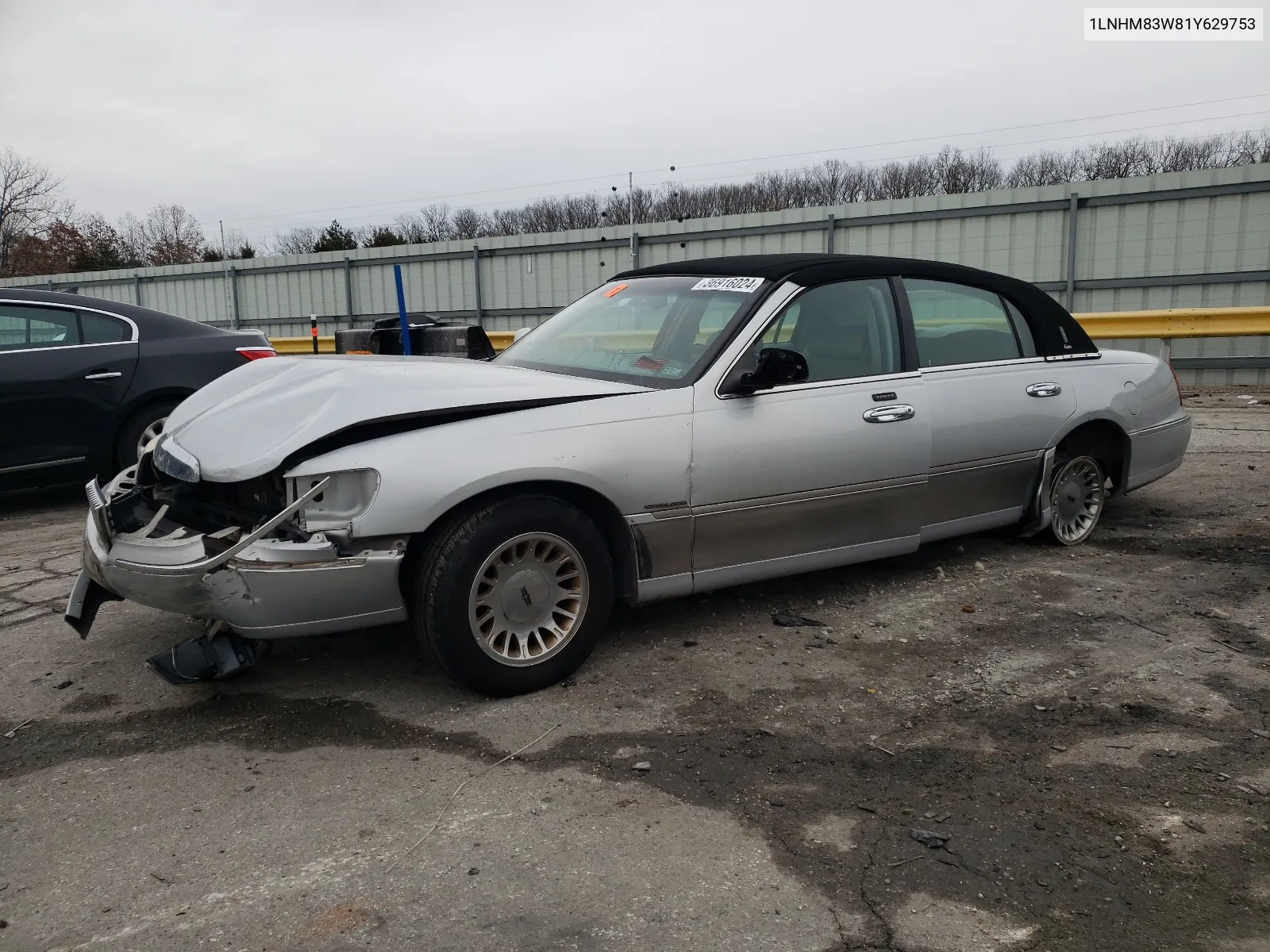 2001 Lincoln Town Car Cartier VIN: 1LNHM83W81Y629753 Lot: 36916024