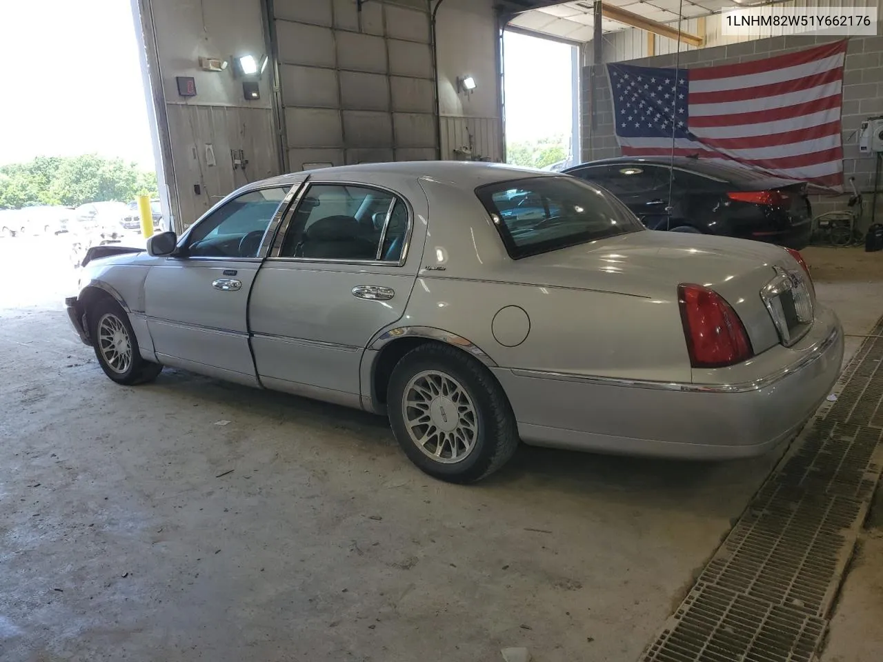 1LNHM82W51Y662176 2001 Lincoln Town Car Signature