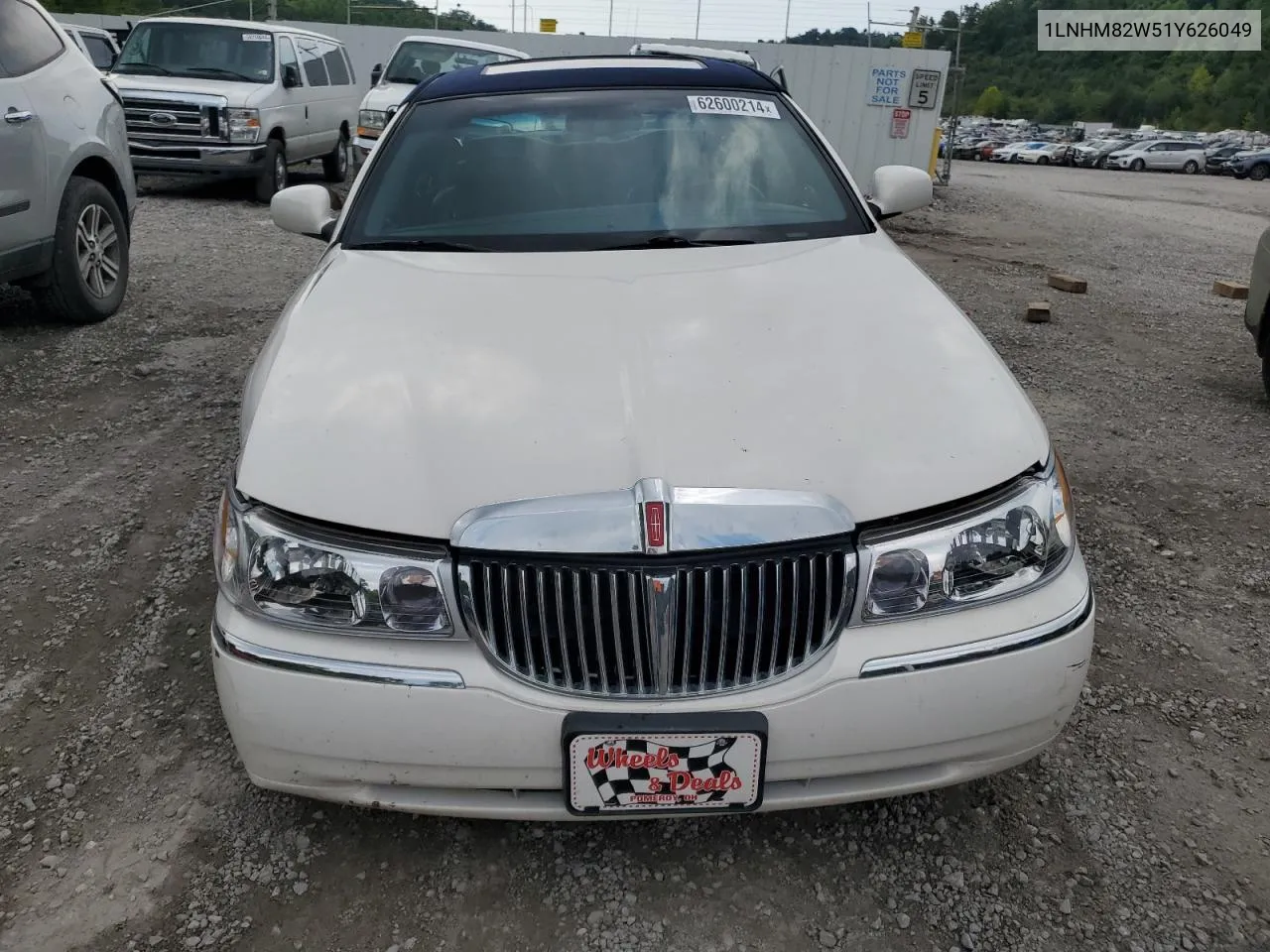 1LNHM82W51Y626049 2001 Lincoln Town Car Signature