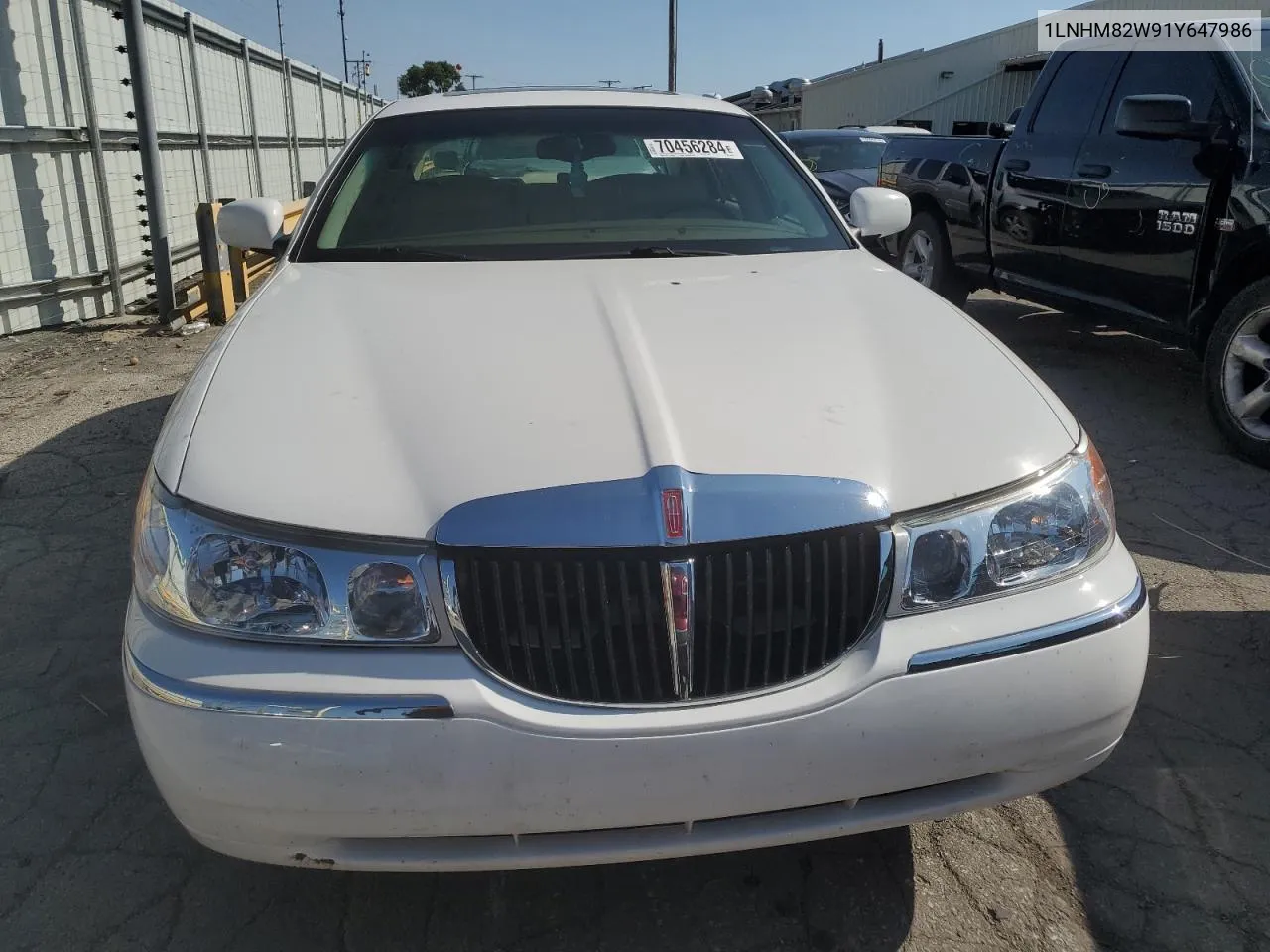 1LNHM82W91Y647986 2001 Lincoln Town Car Signature