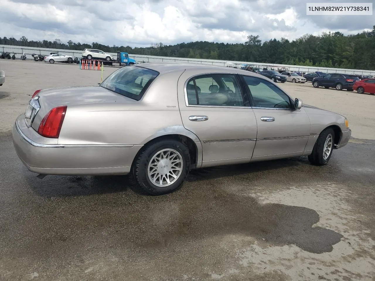 2001 Lincoln Town Car Signature VIN: 1LNHM82W21Y738341 Lot: 72984574