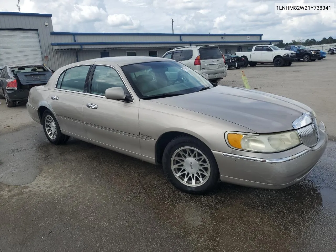 2001 Lincoln Town Car Signature VIN: 1LNHM82W21Y738341 Lot: 72984574