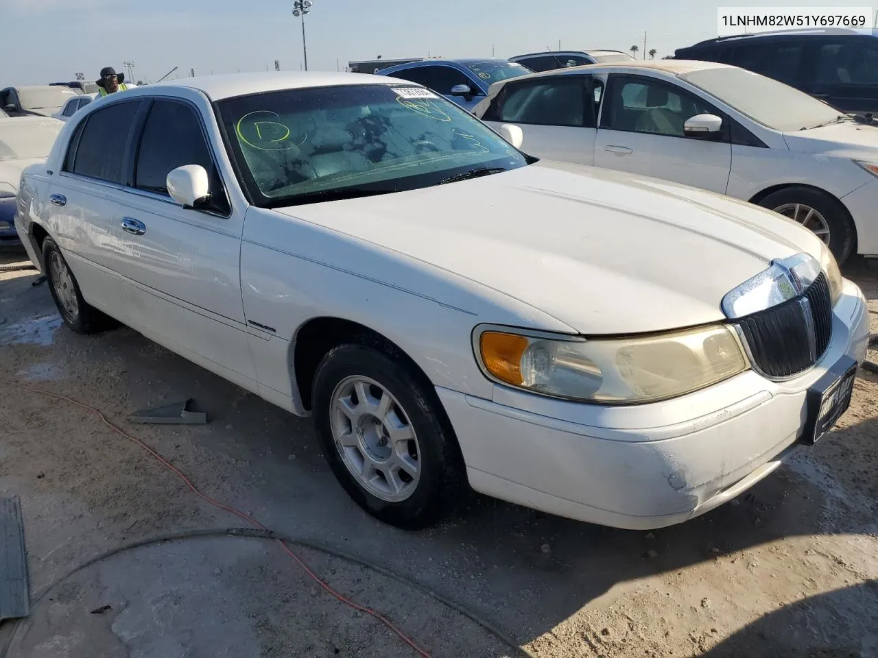 2001 Lincoln Town Car Signature VIN: 1LNHM82W51Y697669 Lot: 73872684