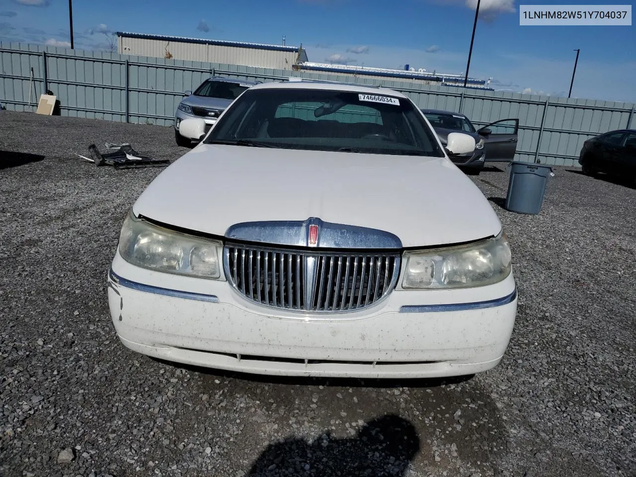 1LNHM82W51Y704037 2001 Lincoln Town Car Signature