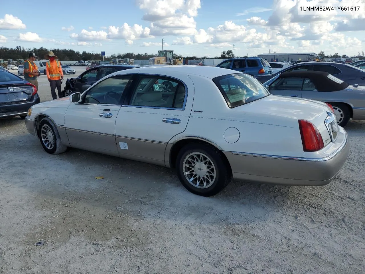 2001 Lincoln Town Car Signature VIN: 1LNHM82W41Y661617 Lot: 77735404