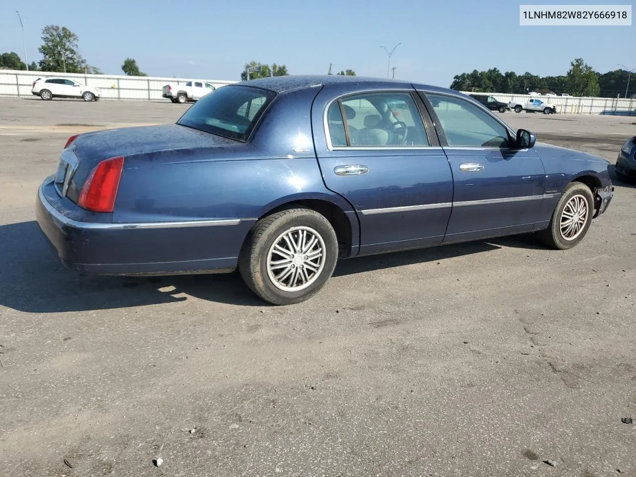 2002 Lincoln Town Car Signature VIN: 1LNHM82W82Y666918 Lot: 69185674