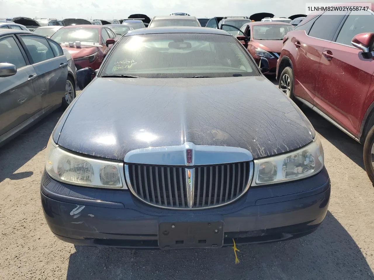 2002 Lincoln Town Car Signature VIN: 1LNHM82W02Y658747 Lot: 76291164