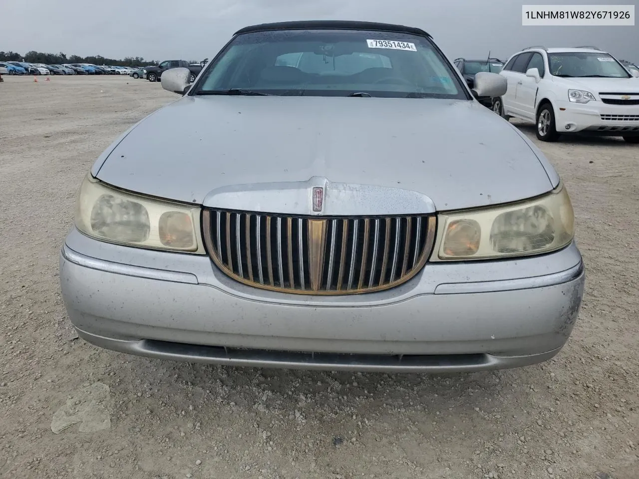 2002 Lincoln Town Car Executive VIN: 1LNHM81W82Y671926 Lot: 79351434