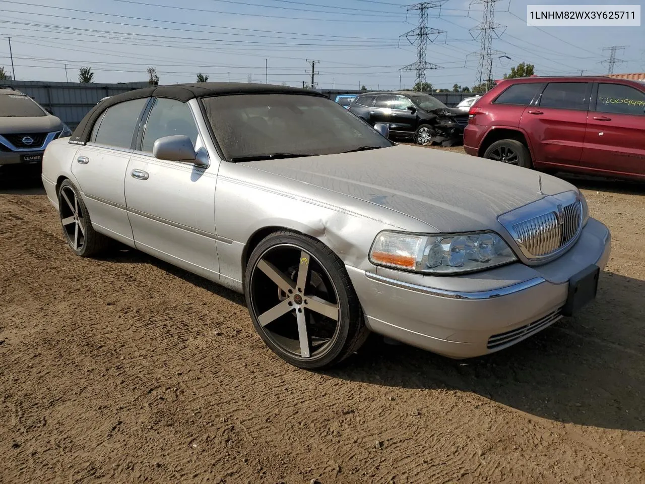 1LNHM82WX3Y625711 2003 Lincoln Town Car Signature