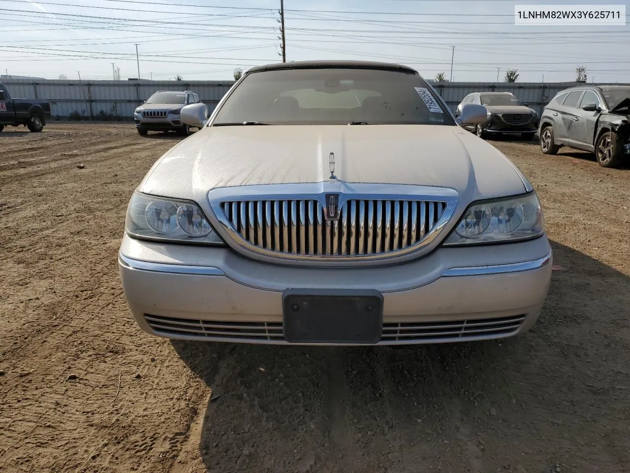 2003 Lincoln Town Car Signature VIN: 1LNHM82WX3Y625711 Lot: 71952554