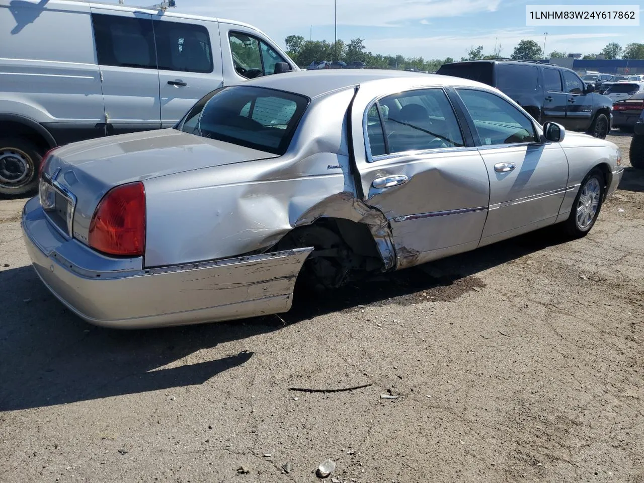 2004 Lincoln Town Car Ultimate VIN: 1LNHM83W24Y617862 Lot: 61608194