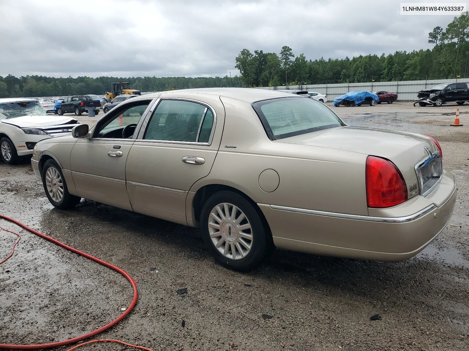 2004 Lincoln Town Car Executive VIN: 1LNHM81W84Y633387 Lot: 64216474