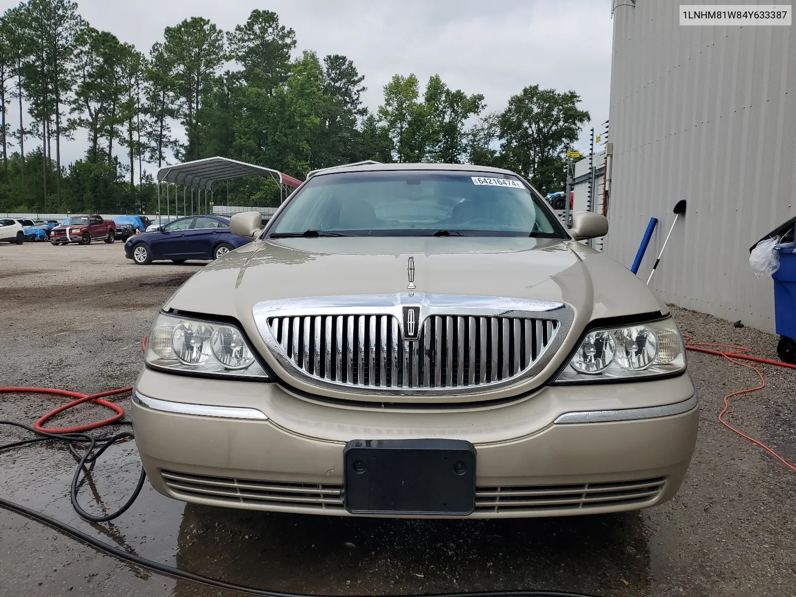 2004 Lincoln Town Car Executive VIN: 1LNHM81W84Y633387 Lot: 64216474