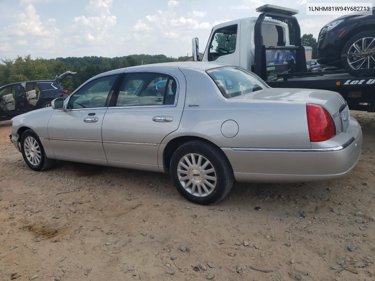 2004 Lincoln Town Car Executive VIN: 1LNHM81W94Y682713 Lot: 69481404