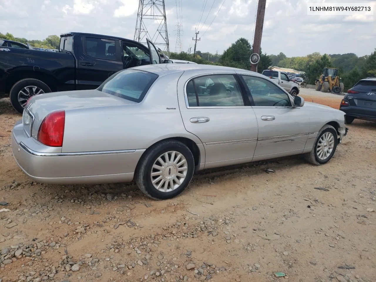 2004 Lincoln Town Car Executive VIN: 1LNHM81W94Y682713 Lot: 69481404