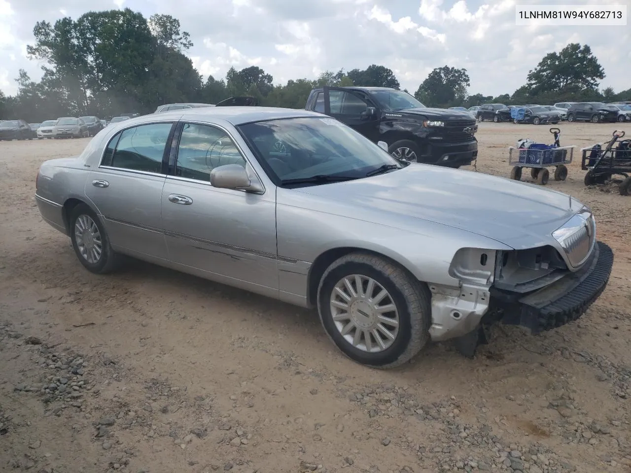 2004 Lincoln Town Car Executive VIN: 1LNHM81W94Y682713 Lot: 69481404