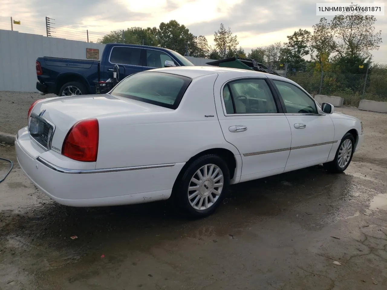 2004 Lincoln Town Car Executive VIN: 1LNHM81W04Y681871 Lot: 71062914