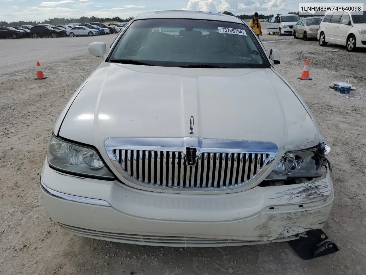 2004 Lincoln Town Car Ultimate VIN: 1LNHM83W74Y640098 Lot: 73736794