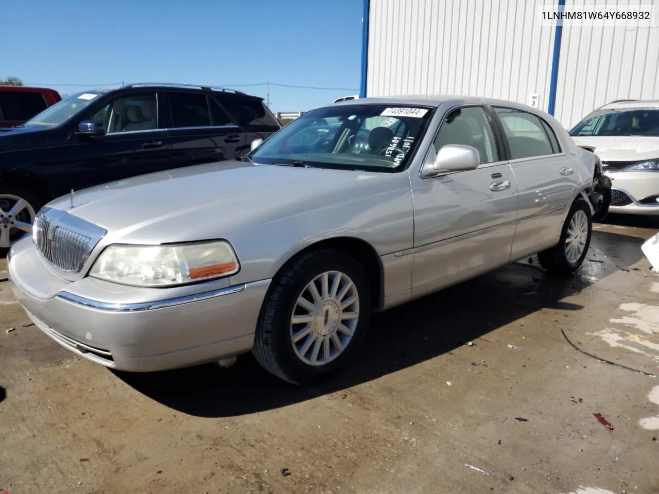 2004 Lincoln Town Car Executive VIN: 1LNHM81W64Y668932 Lot: 74391044