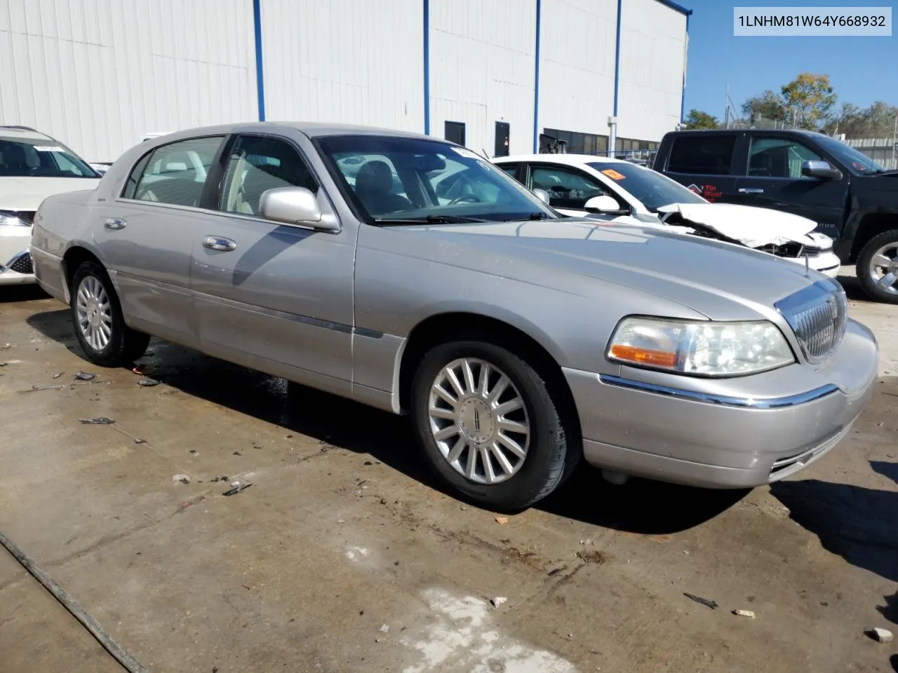 2004 Lincoln Town Car Executive VIN: 1LNHM81W64Y668932 Lot: 74391044