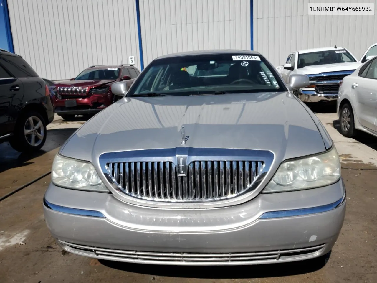 2004 Lincoln Town Car Executive VIN: 1LNHM81W64Y668932 Lot: 74391044