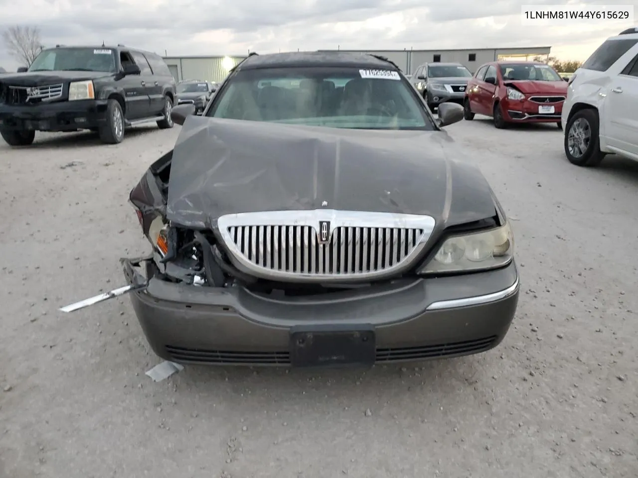 2004 Lincoln Town Car Executive VIN: 1LNHM81W44Y615629 Lot: 77625394