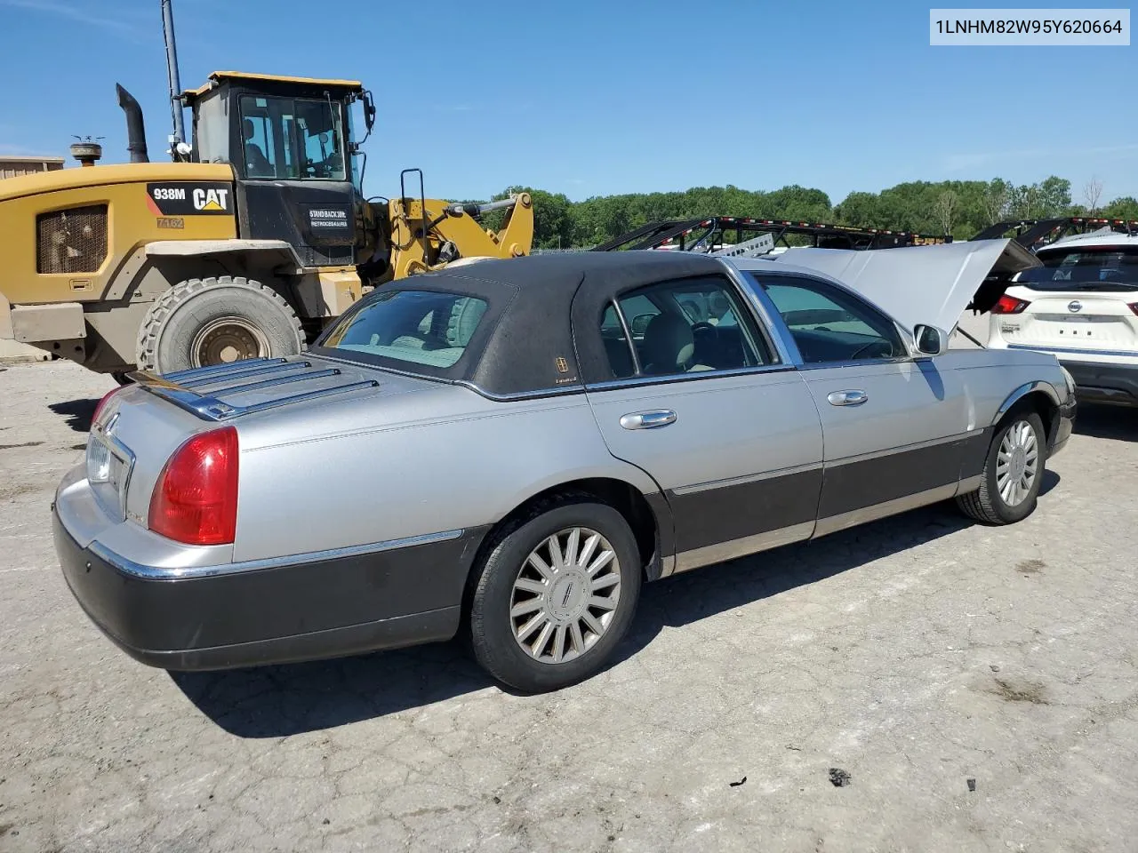 2005 Lincoln Town Car Signature Limited VIN: 1LNHM82W95Y620664 Lot: 58664424