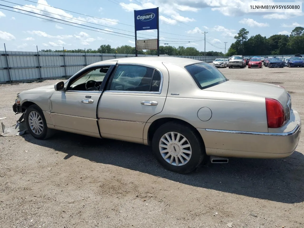 2005 Lincoln Town Car Signature VIN: 1LNHM81W95Y650880 Lot: 65895974