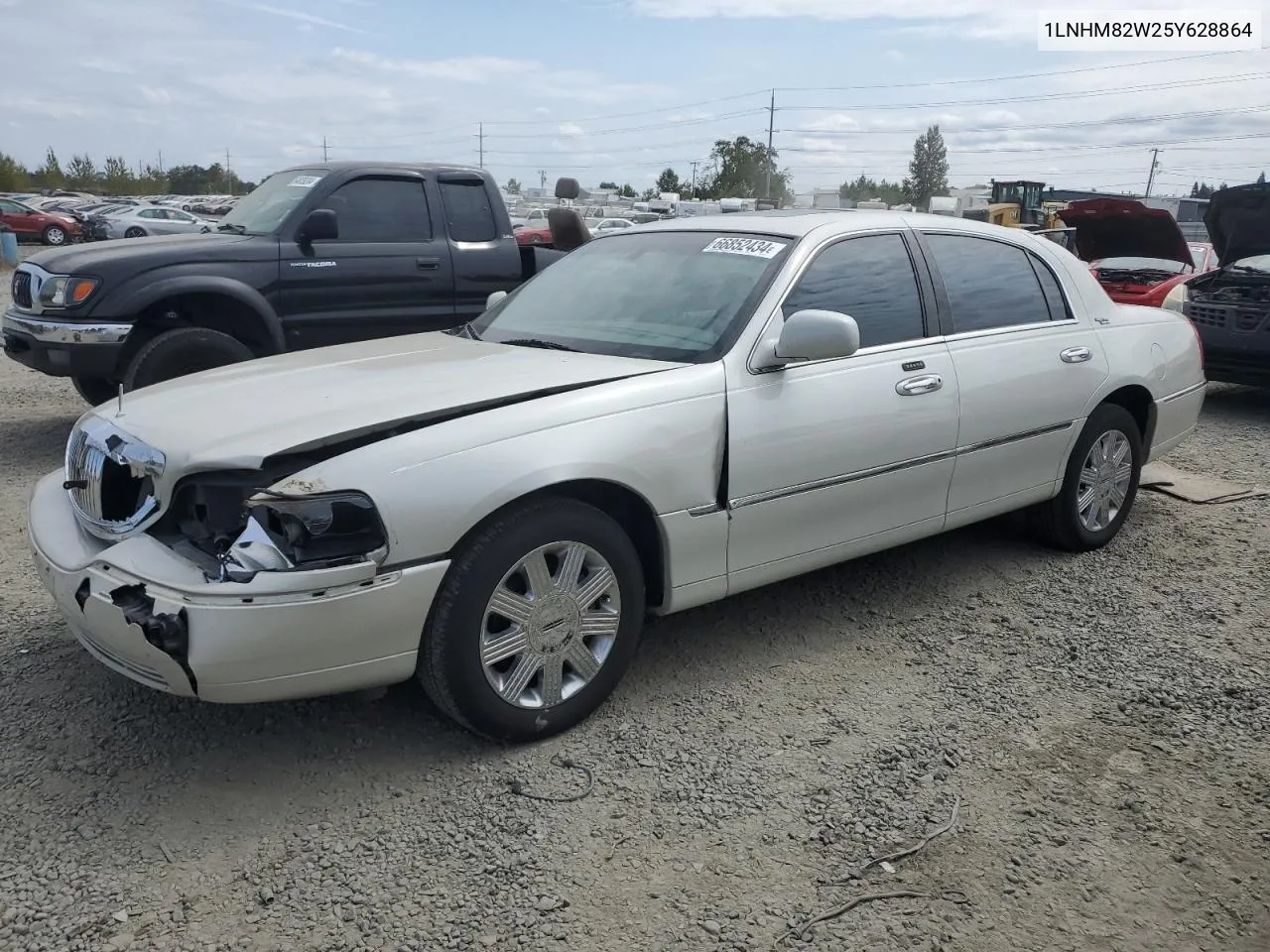 2005 Lincoln Town Car Signature Limited VIN: 1LNHM82W25Y628864 Lot: 66852434