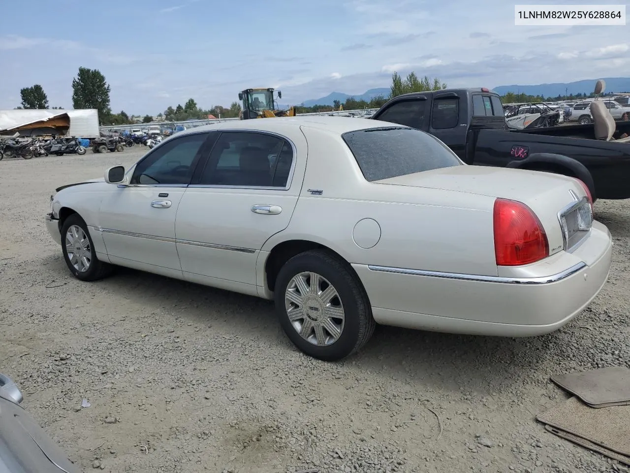 2005 Lincoln Town Car Signature Limited VIN: 1LNHM82W25Y628864 Lot: 66852434