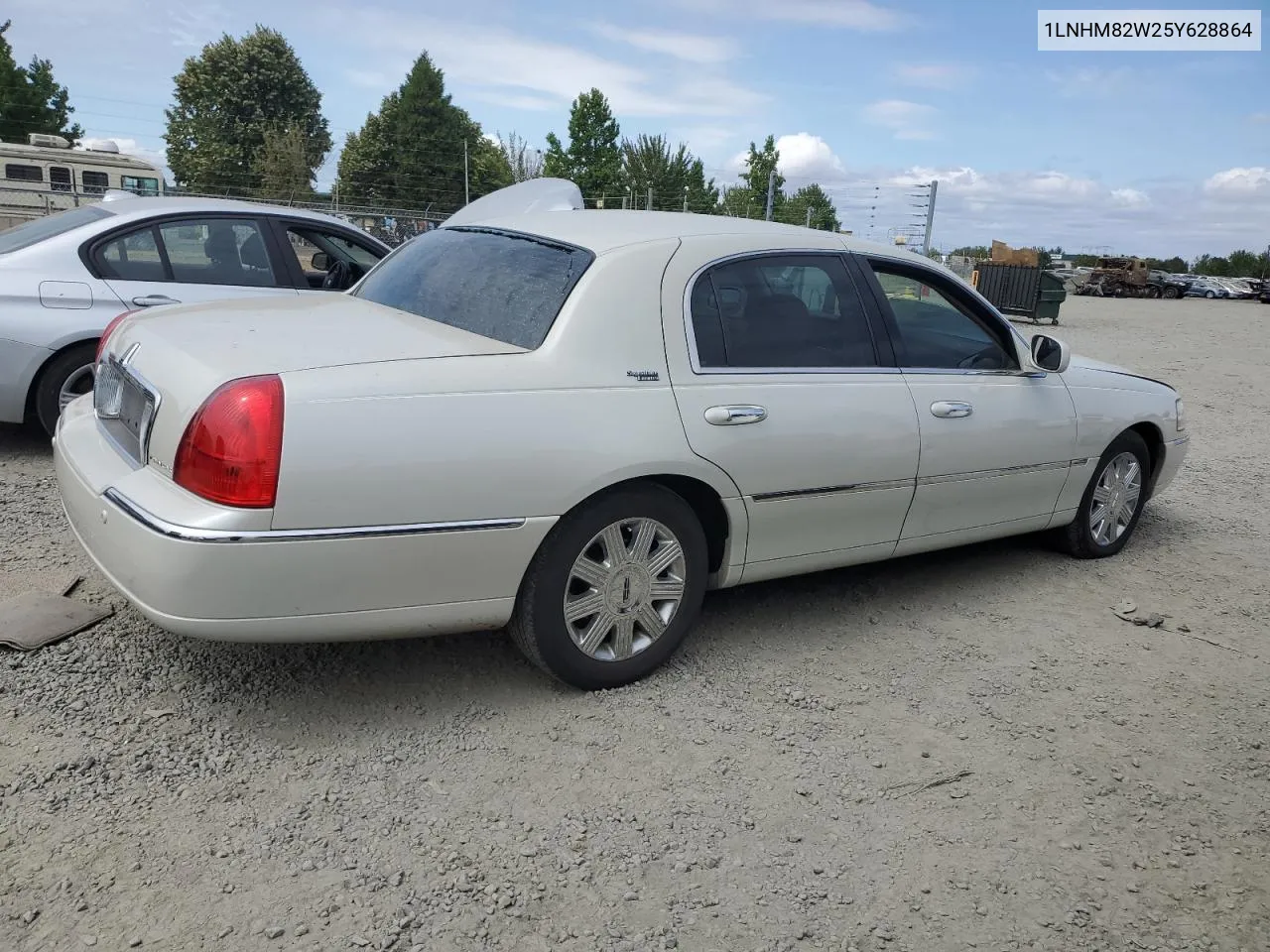 2005 Lincoln Town Car Signature Limited VIN: 1LNHM82W25Y628864 Lot: 66852434