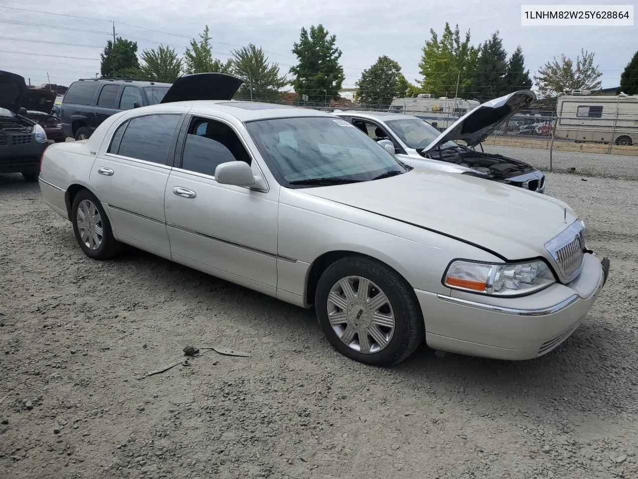 2005 Lincoln Town Car Signature Limited VIN: 1LNHM82W25Y628864 Lot: 66852434