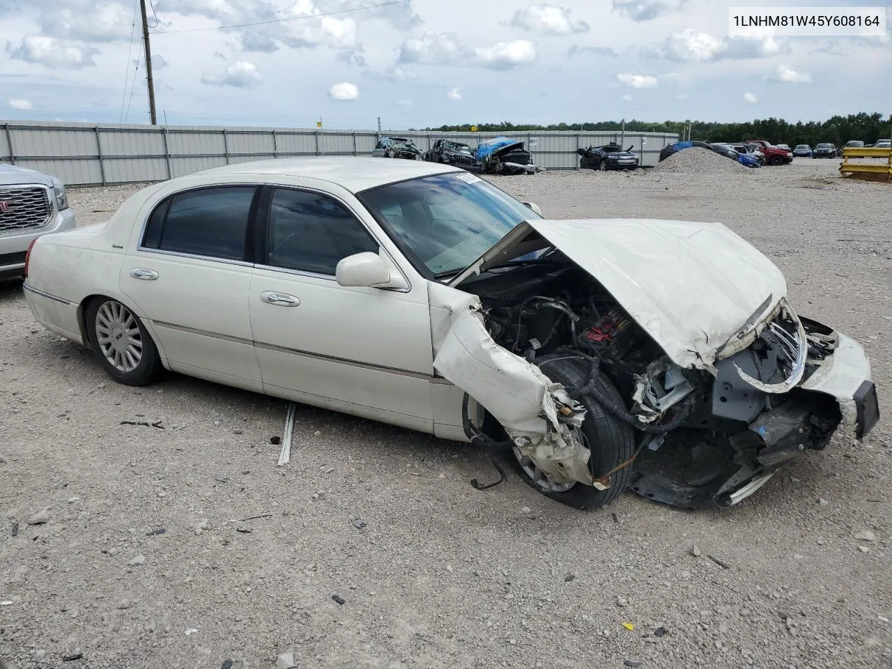 2005 Lincoln Town Car Signature VIN: 1LNHM81W45Y608164 Lot: 67562774