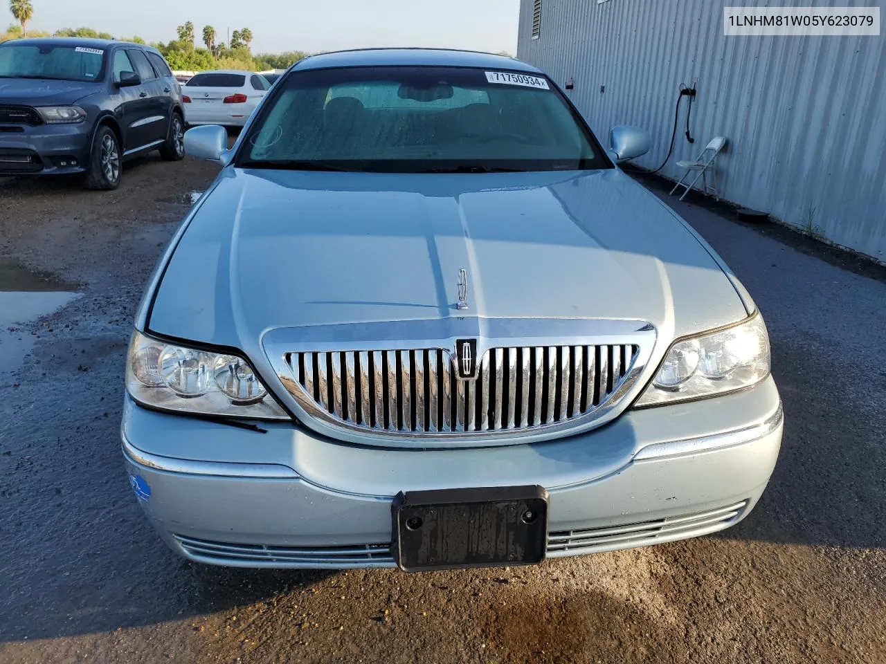 1LNHM81W05Y623079 2005 Lincoln Town Car Signature