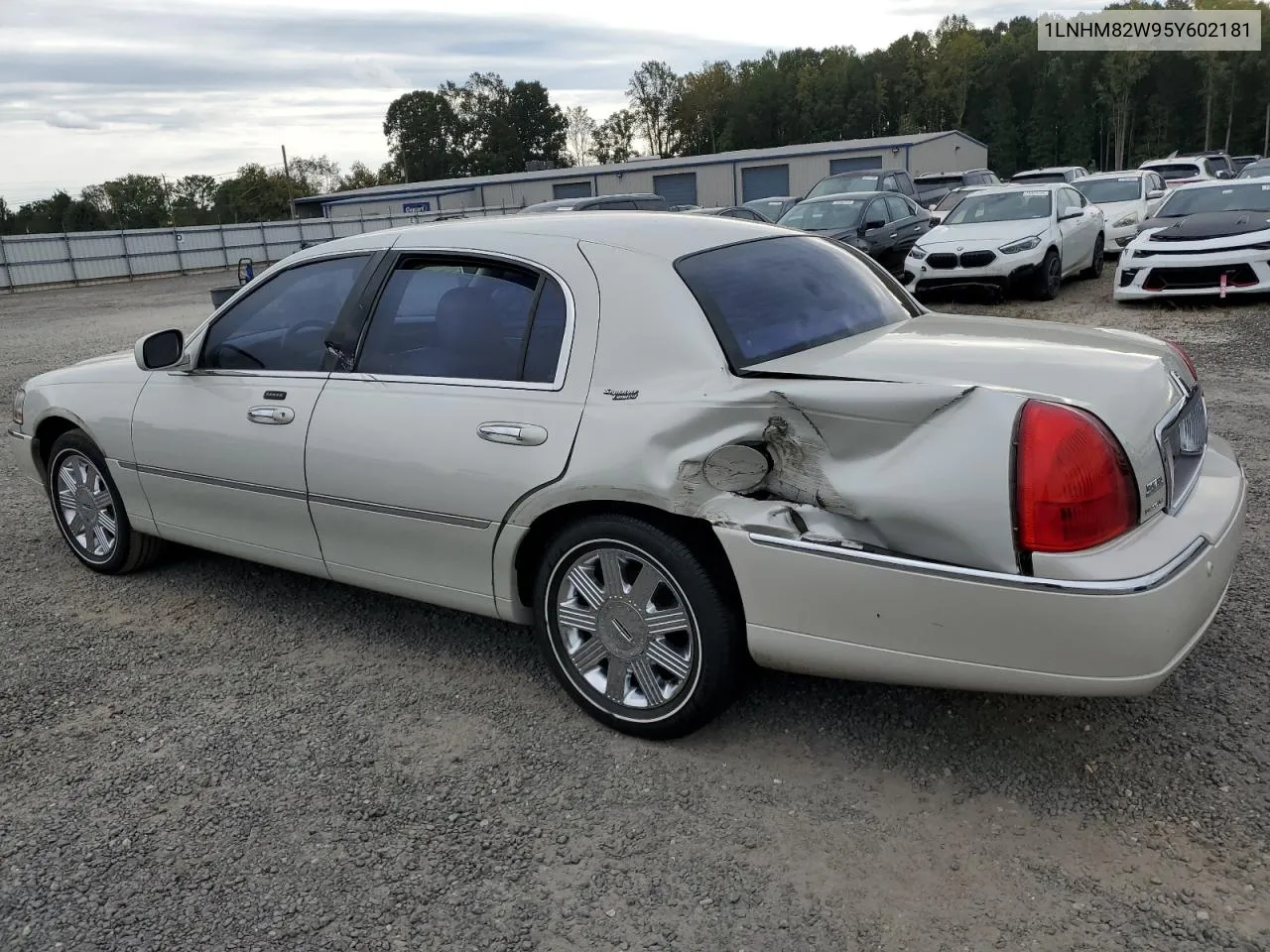 2005 Lincoln Town Car Signature Limited VIN: 1LNHM82W95Y602181 Lot: 73893204