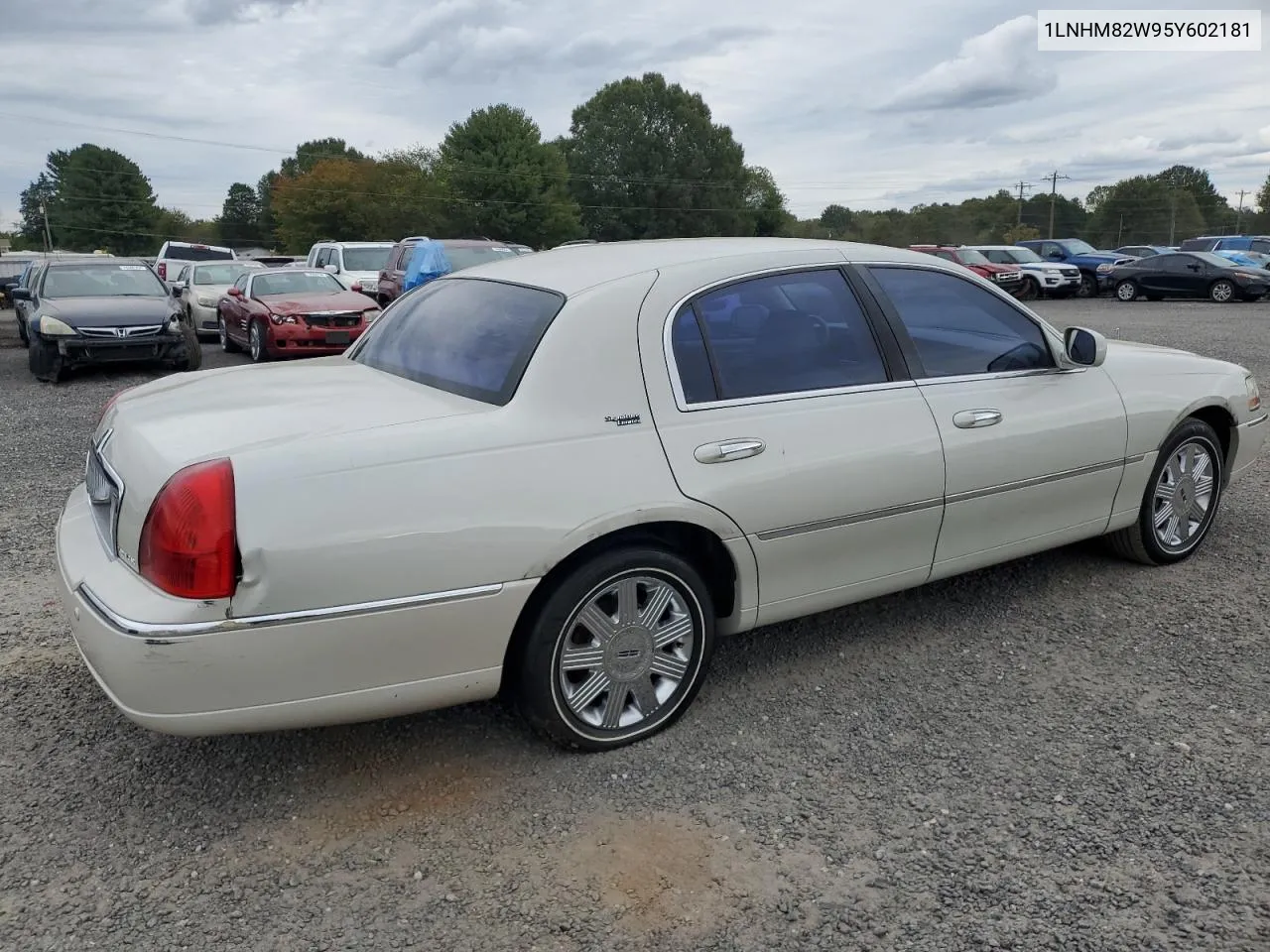 2005 Lincoln Town Car Signature Limited VIN: 1LNHM82W95Y602181 Lot: 73893204